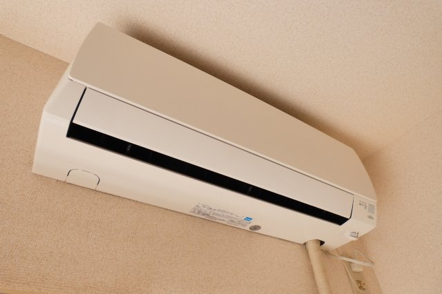 【設備】 | エアコンは洋室に1台付いております。
DK以外の居室は全室エアコン設置可能でございます。