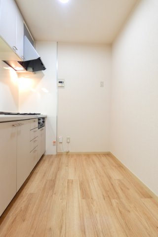 【内装】 | キッチン後ろのスペースも広々しており料理しやすいですね。