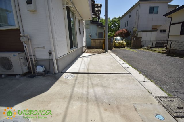 桶川市上日出谷　中古一戸建ての駐車場|コンビニ・ドラッグストア徒歩10分圏内にあり♪