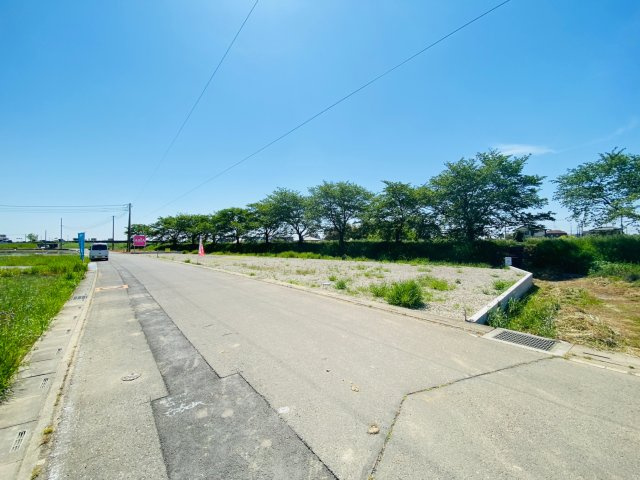 敷地面積６８坪　売地　川越市渋井の前面道路含む現地写真|北東側約７ｍ公道、９ｍ以上の接道、お車の出し入れもラクラクです♪
日当たり良好です♪春には満開の桜をお楽しみください♪