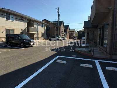 【駐車場】 | ヴィラ家奈Ａ | 駐車場があるので、車を買う予定の方も安心です
