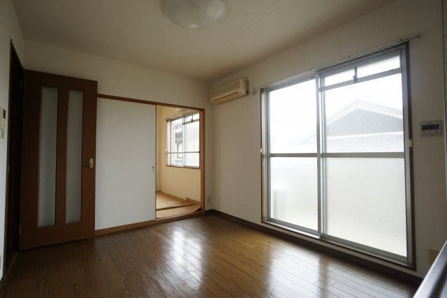 ロイヤルハイツコニーズIIの居間・リビング