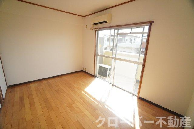 ロイヤルハイツコニーズⅠの居間・リビング