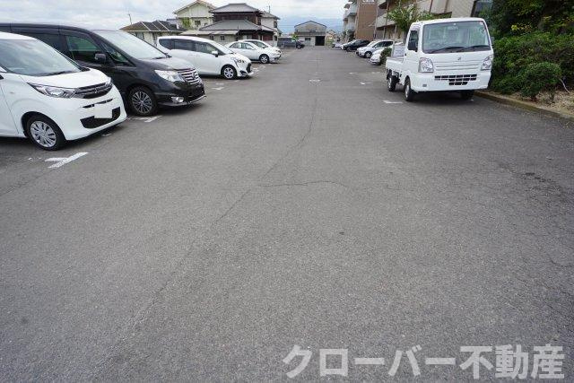 ロイヤルハイツコニーズⅠの駐車場