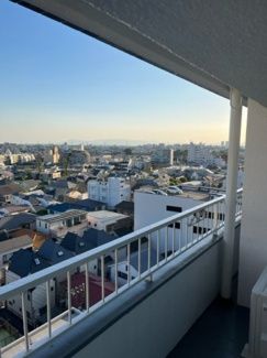 【展望】 | ＬＤＫバルコニーからの南西側眺望　箱根山から富士山が見えます。