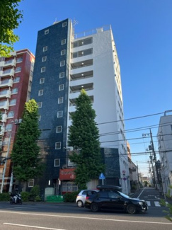 【外観】 | 外観は青のタイルと白い色のツートンカラーのマンション　エントランスは北側の青梅街道面