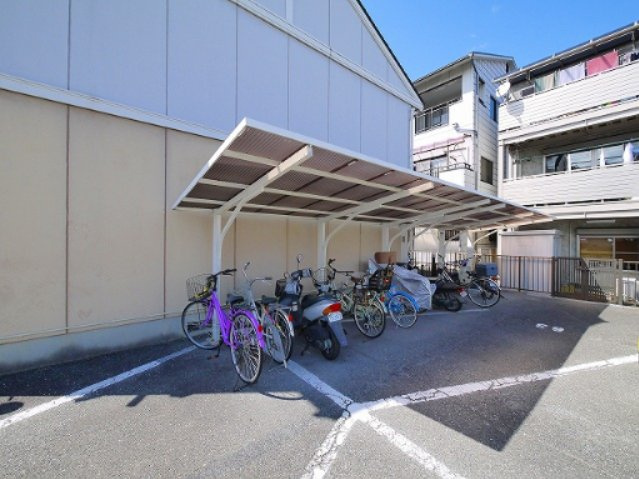 サンハイム　Ａ・Ｂ・Ｃ（杉本町）のその他共用部分|屋根付きの駐輪場です
