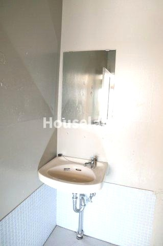 魚国ビルの洗面所