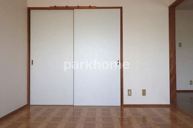 第13つくもコーポの洋室|落ち着いた色調の洋室です
※間取り反転の場合あり、内装が若干異なる場合がございます