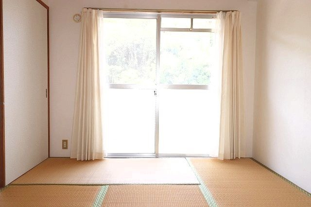 第13つくもコーポの和室|和室です
※間取り反転の場合あり、内装が若干異なる場合がございます