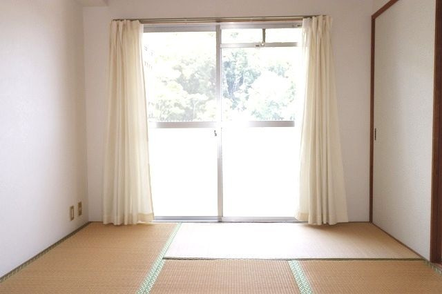 第13つくもコーポの和室|フローリングだけでなく、和室もあります
※間取り反転の場合あり、内装が若干異なる場合がございます