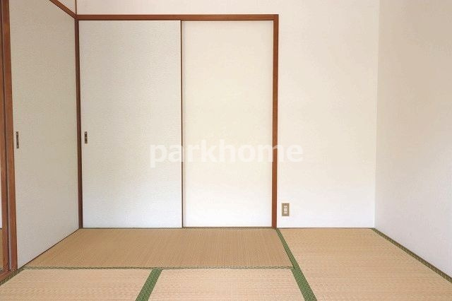 第13つくもコーポの和室|ゆったりとくつろげる和室です
※間取り反転の場合あり、内装が若干異なる場合がございます