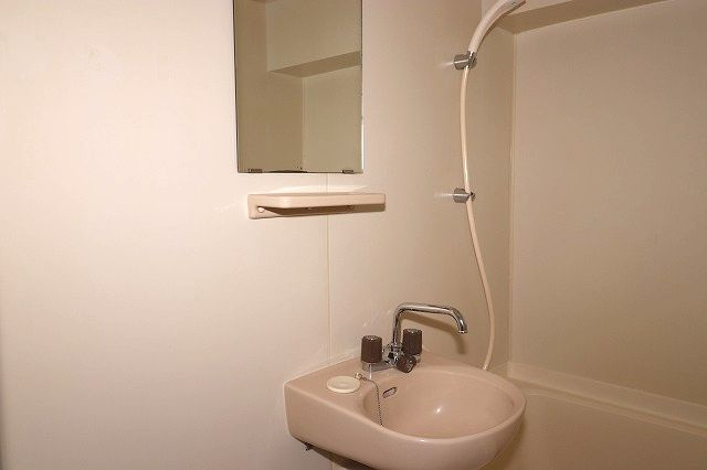 第13つくもコーポの洗面所|使いやすい洗面所です
※間取り反転の場合あり、内装が若干異なる場合がございます