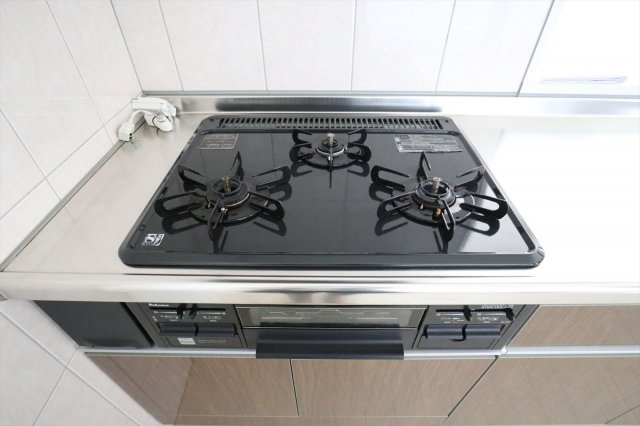 サニーキャラバンのキッチン|3口ガスコンロ