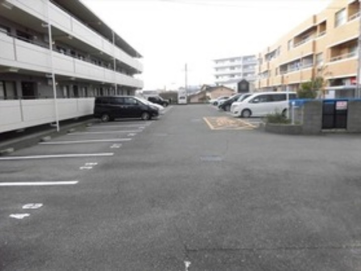 箕面市新稲７丁目の賃貸マンションの駐車場