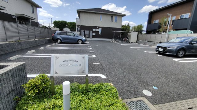 グラン・ボヌールⅡの駐車場