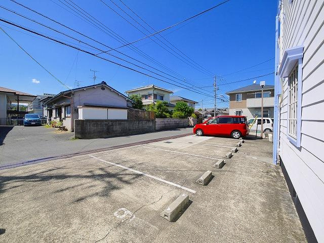 平松ハイツBの駐車場