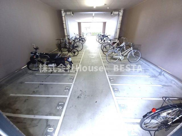 エステムコート神戸西Ⅱの駐車場