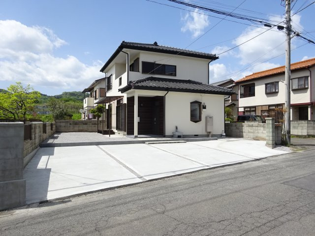 中里見町一戸建て住宅の駐車場|駐車場も新規でコンクリートを打設しました。
並列でゆったり４台駐車OKです♪