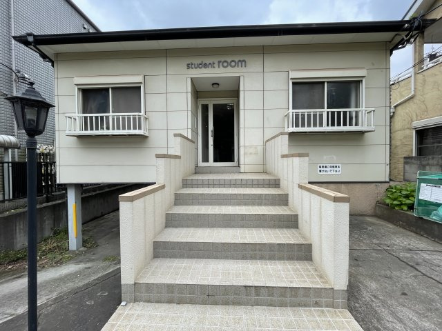 千葉市中央区亥鼻３丁目のアパートのエントランス