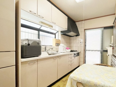 【キッチン】 | 高槻市東五百住町二丁目　中古戸建 | キッチン後ろのスペースが広く、お料理する際も圧迫感がなく快適です。