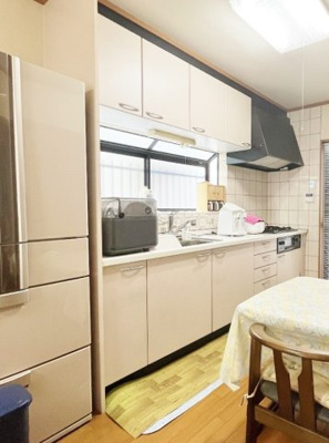 【キッチン】 | 高槻市東五百住町二丁目　中古戸建 | リビングとキッチンに窓があるので、通風良好。
お料理の際もお部屋に匂いがこもりません。