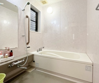 【浴室】 | 高槻市東五百住町二丁目　中古戸建 | 浴室も広く、ゆったりとお風呂に入って頂けます。
追い焚き機能付き