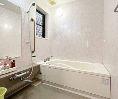 【浴室】 | 高槻市東五百住町二丁目　中古戸建 | 浴室も広く、ゆったりとお風呂に入って頂けます。
追い焚き機能付き