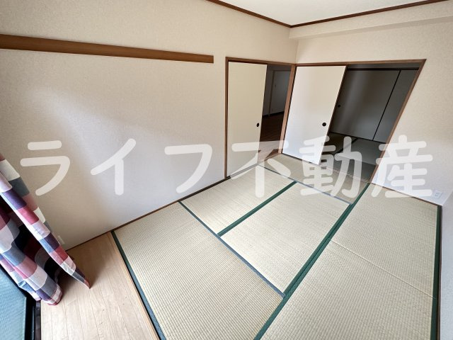 オリエントマンションの寝室|落ち着いた色調の寝室です