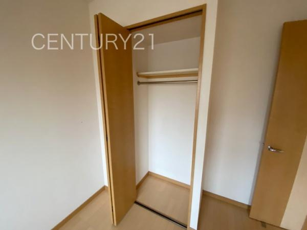 フォルテコート伊勢崎の収納|上着を掛けられるハンガーパイプ付きクローゼットです。