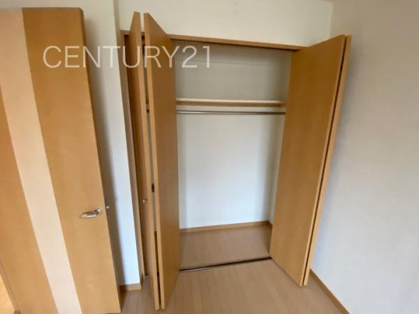 フォルテコート伊勢崎の収納|上着を掛けられるハンガーパイプ付きクローゼットです。