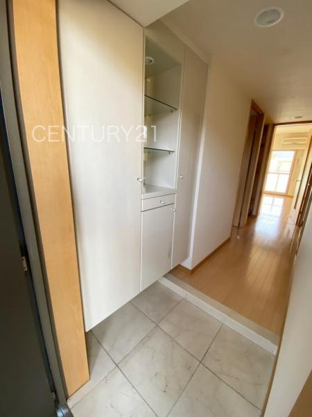 フォルテコート伊勢崎の玄関|シューズボックス付きの玄関です。
上部も収納付きで多くの収納が可能です。