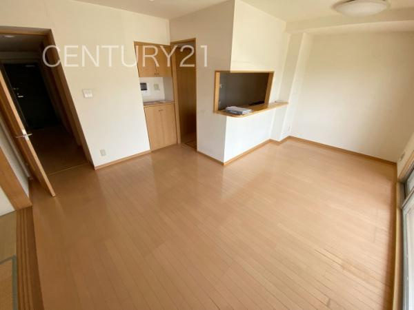 フォルテコート伊勢崎の居間・リビング|大きいソファーがおける広々リビング