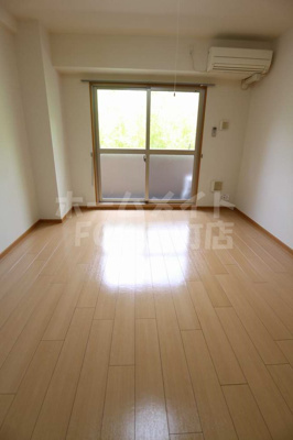 【居間・リビング】 | ヴォー・リバージュ境川 | こちらの居間で趣味の時間をお楽しみください