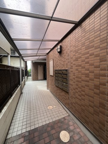 堺市堺区三宝町５丁のアパートのエントランス