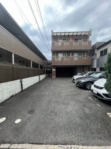 堺市堺区三宝町５丁のアパートの駐車場