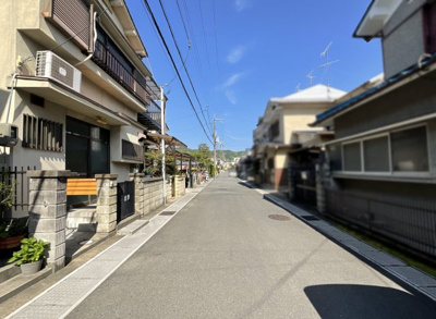 【前面道路含む現地写真】 | 宇治市菟道車田　中古戸建 | 前道幅員は5.6ｍで交通量の少ない閑静な住宅街です(^-^)