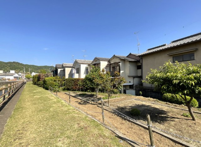 【周辺】 | 宇治市菟道車田　中古戸建 | 【裏側】建物の裏側は川沿いの遊歩道になっており眺望は良好ですヽ(^。^)ノ