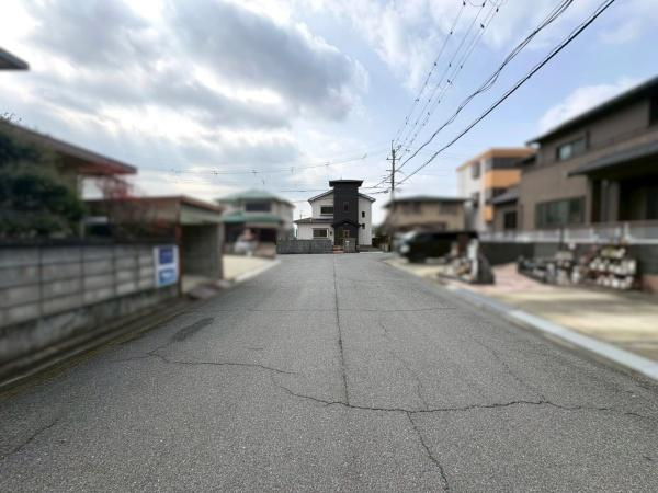 紀の川市粉河　中古戸建の前面道路含む現地写真