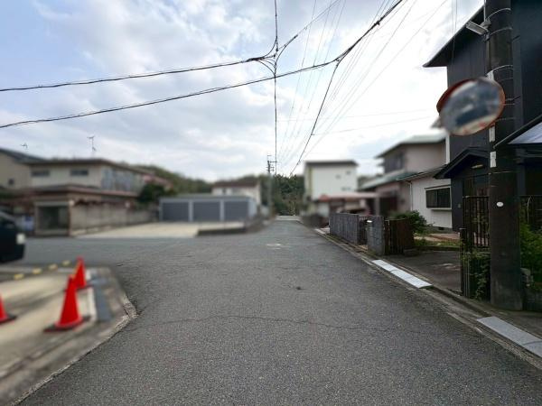 紀の川市粉河　中古戸建の前面道路含む現地写真