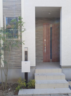 【外観】 | 玄関ポーチはすっきりとしています。