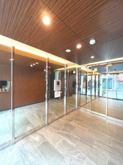 【エントランス】 | 【 Entrance 】
居住者の帰りを最初に待っていてくれるエントランス。その壮大な佇まいとは裏腹に、入ると静寂な空間が続いています。プライベートがしっかりと守られている証です。