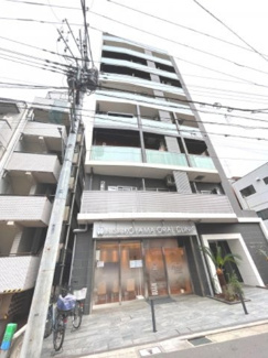 【外観】 | 【 Appearance 】
存在感のある建物は、居住者の拠点としてずっと価値を持ち続ける。今もそこでじっと佇み、居住者の安全や安心を守ってくれています。