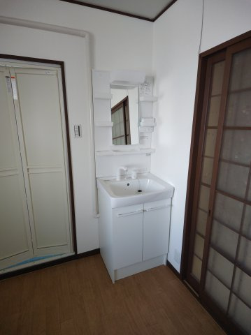 NJハイツ池田Ⅰの洗面所|明るい洗面所です