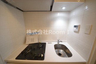 【キッチン】 | S-RESIDENCE堺筋本町Deux | コンパクトなキッチンで掃除もラクラク