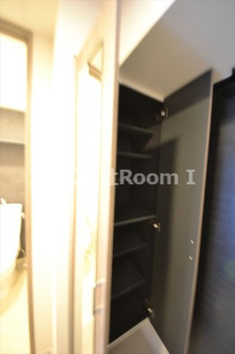 【玄関】 | S-RESIDENCE堺筋本町Deux | 収納もある玄関です