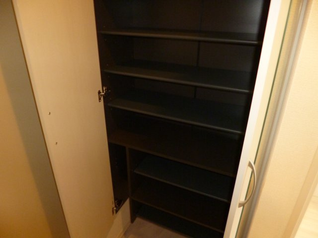 瀬戸内ハウジングⅤの玄関|シューズボックス