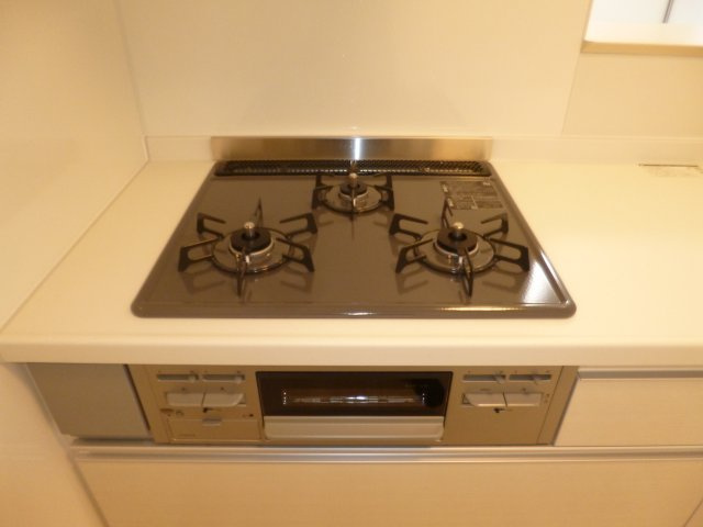 瀬戸内ハウジングⅤのキッチン|3口ガスコンロ