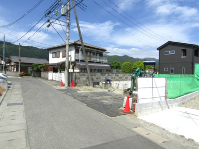 【前面道路含む現地写真】 | ブルーミングガーデン　甲斐市島上条 | 前面道路含む現地写真です