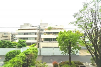 【展望】 | 【 View 】
木の暖かさをより感じさせてくれる太陽の光、一日の始まりを心地よく演出してくれます。窓から入る気持ちのいい風で、活力がみなぎることでしょう。